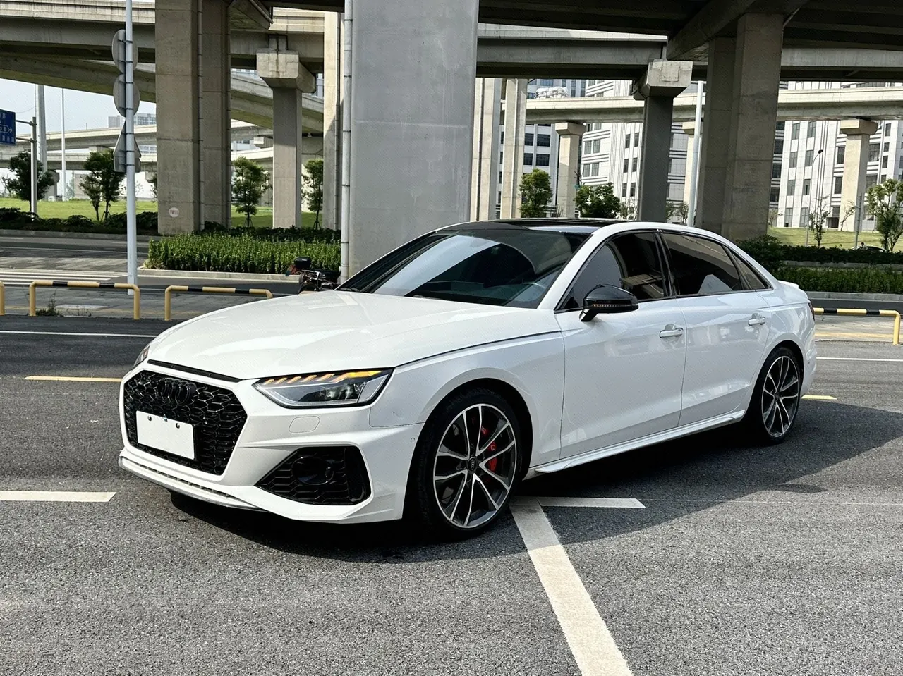 Открыть галерею: Audi 2020 A4L 2.0TFSI 45TFSI Quattro Selected Dynamic Automatic