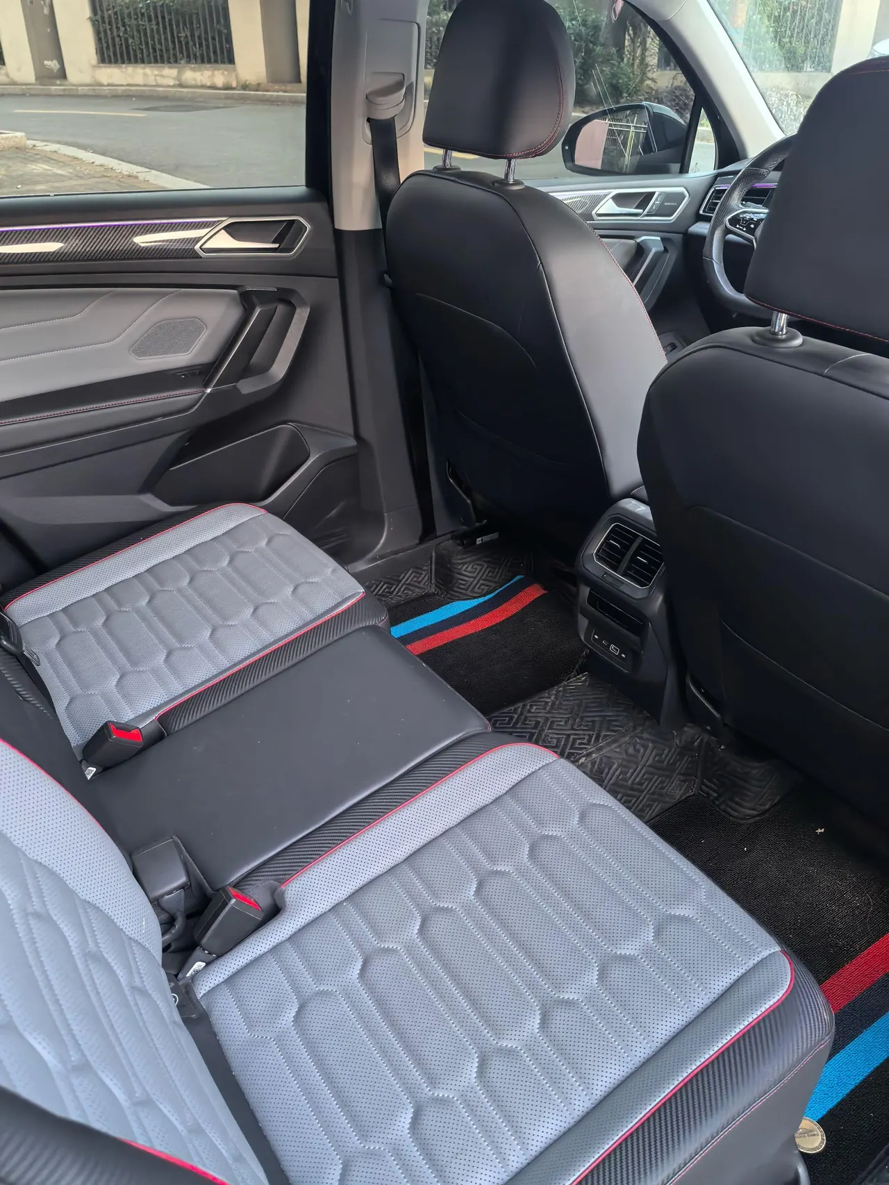 Volkswagen 2023 Tiguan L R-Line 2.0TSI 330TSI Two-Drive R-Line Ultimate Automatic Gear 3