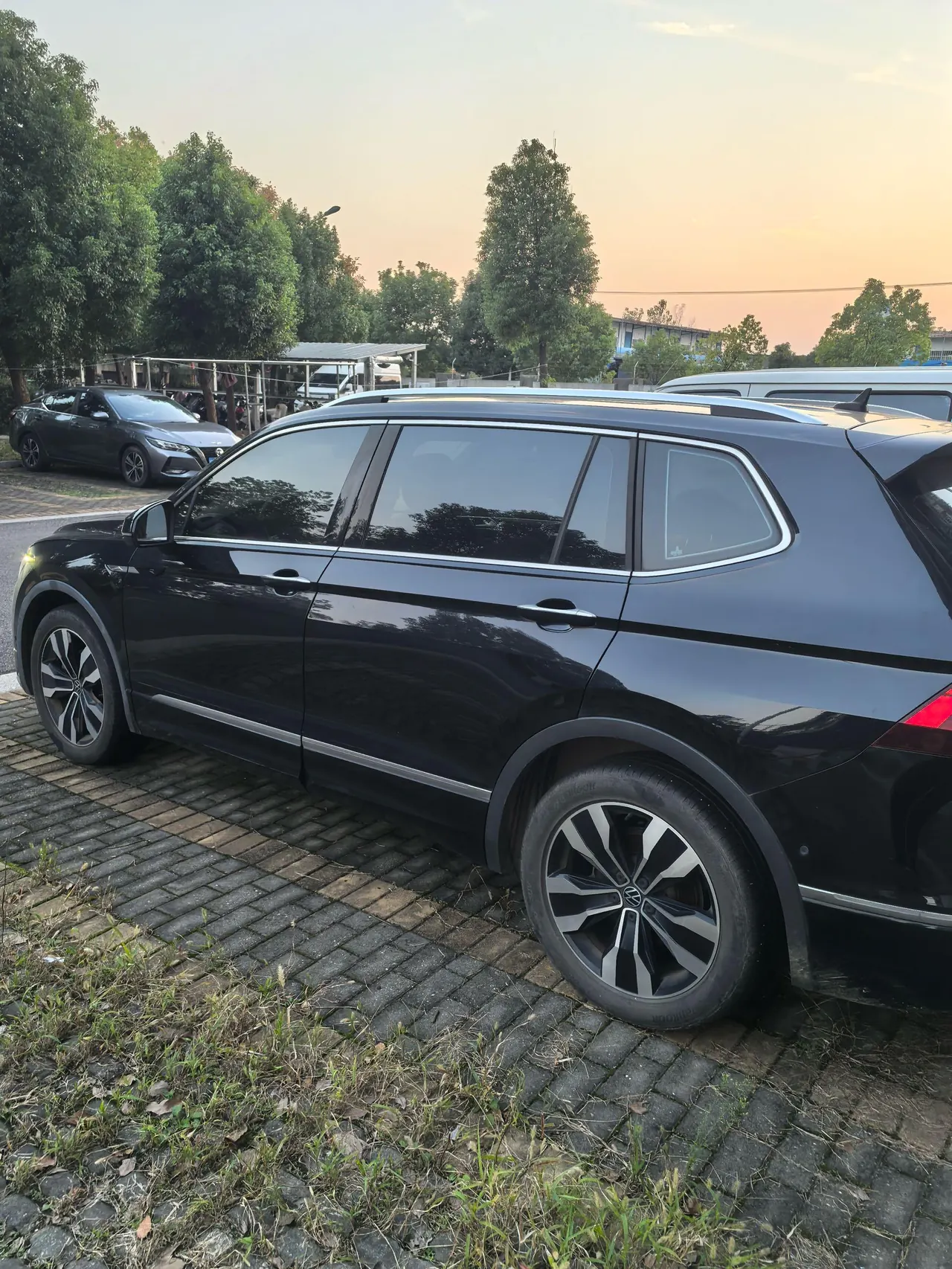 Volkswagen 2023 Tiguan L R-Line 2.0TSI 330TSI Two-Drive R-Line Ultimate Automatic Gear 6