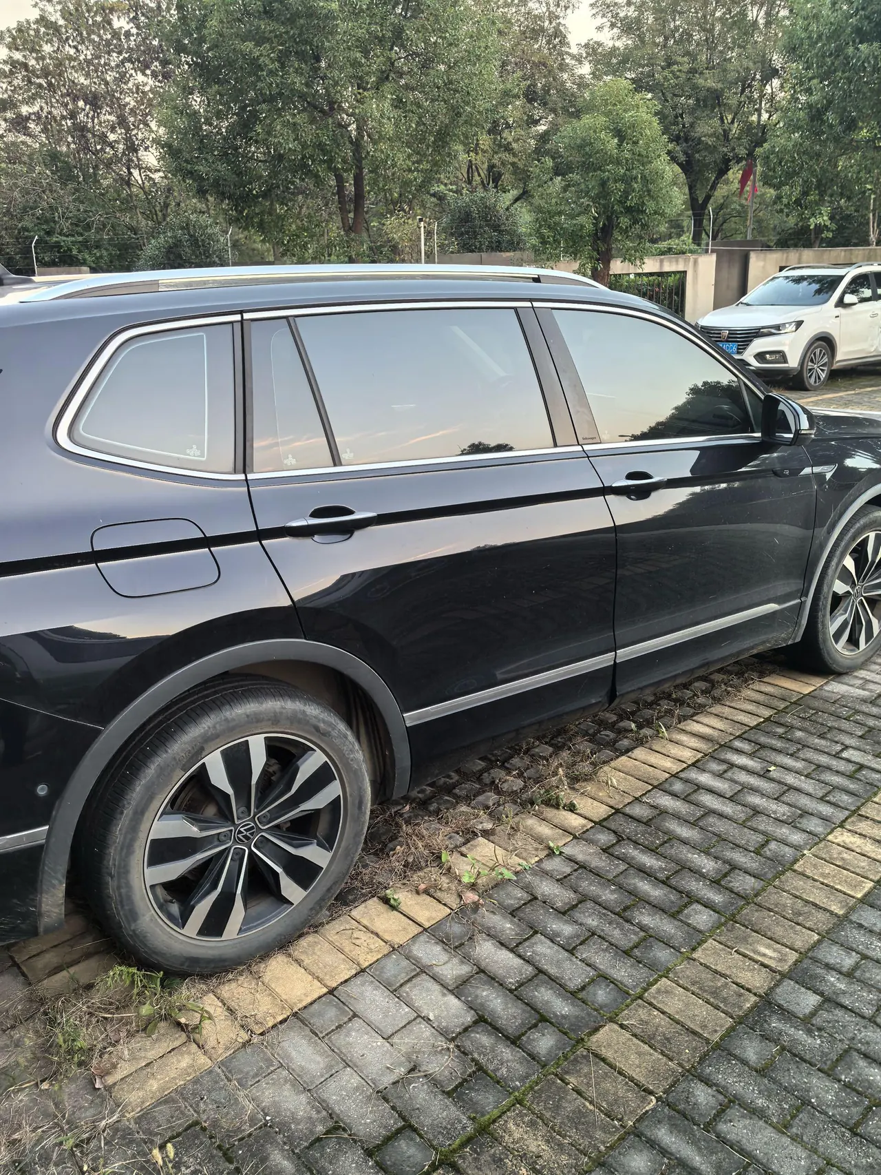 Volkswagen 2023 Tiguan L R-Line 2.0TSI 330TSI Two-Drive R-Line Ultimate Automatic Gear 7