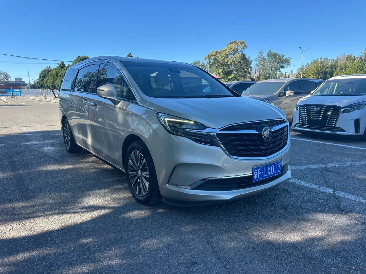 Buick 2022 GL8 ES Lu Zun 48V 2.0T 653T Luxury Automatic Gear 3