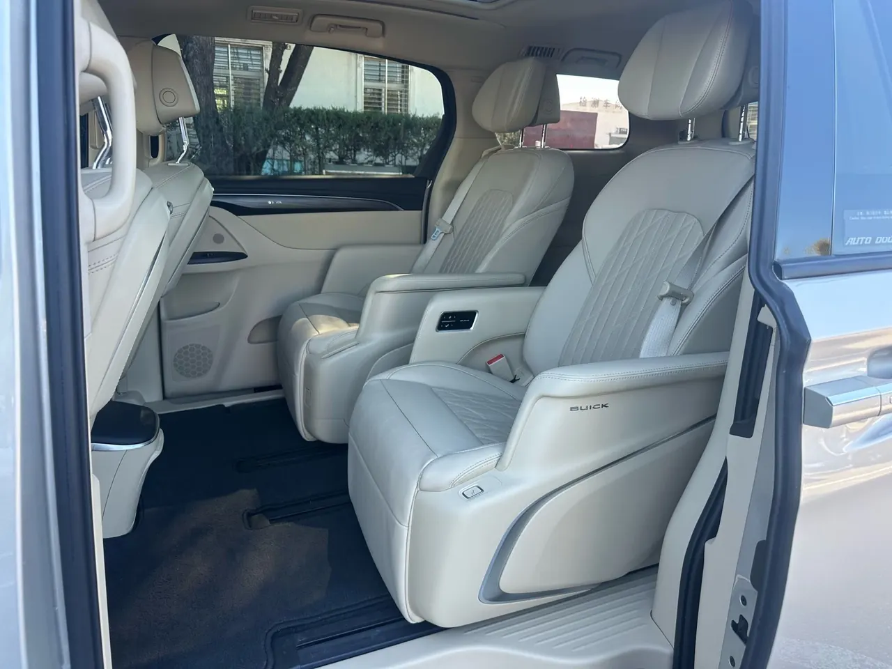 Buick 2022 GL8 ES Lu Zun 48V 2.0T 653T Luxury Automatic Gear 4