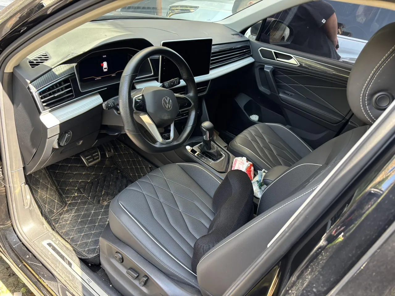 Volkswagen 2023 Tiguan L R-Line 2.0TSI 330TSI Two-Drive R-Line Overdrive Automatic Gear 2