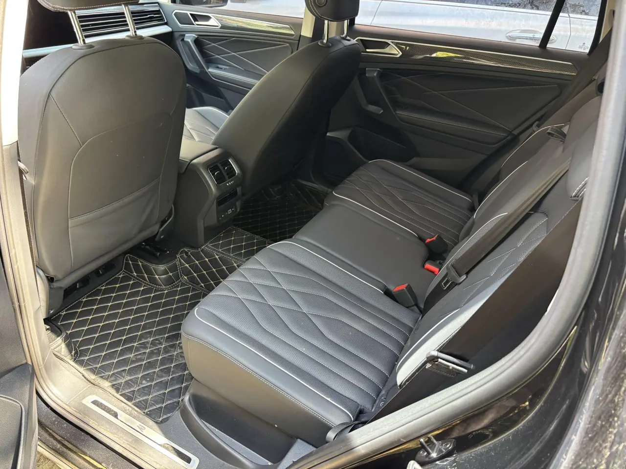 Volkswagen 2023 Tiguan L R-Line 2.0TSI 330TSI Two-Drive R-Line Overdrive Automatic Gear 3