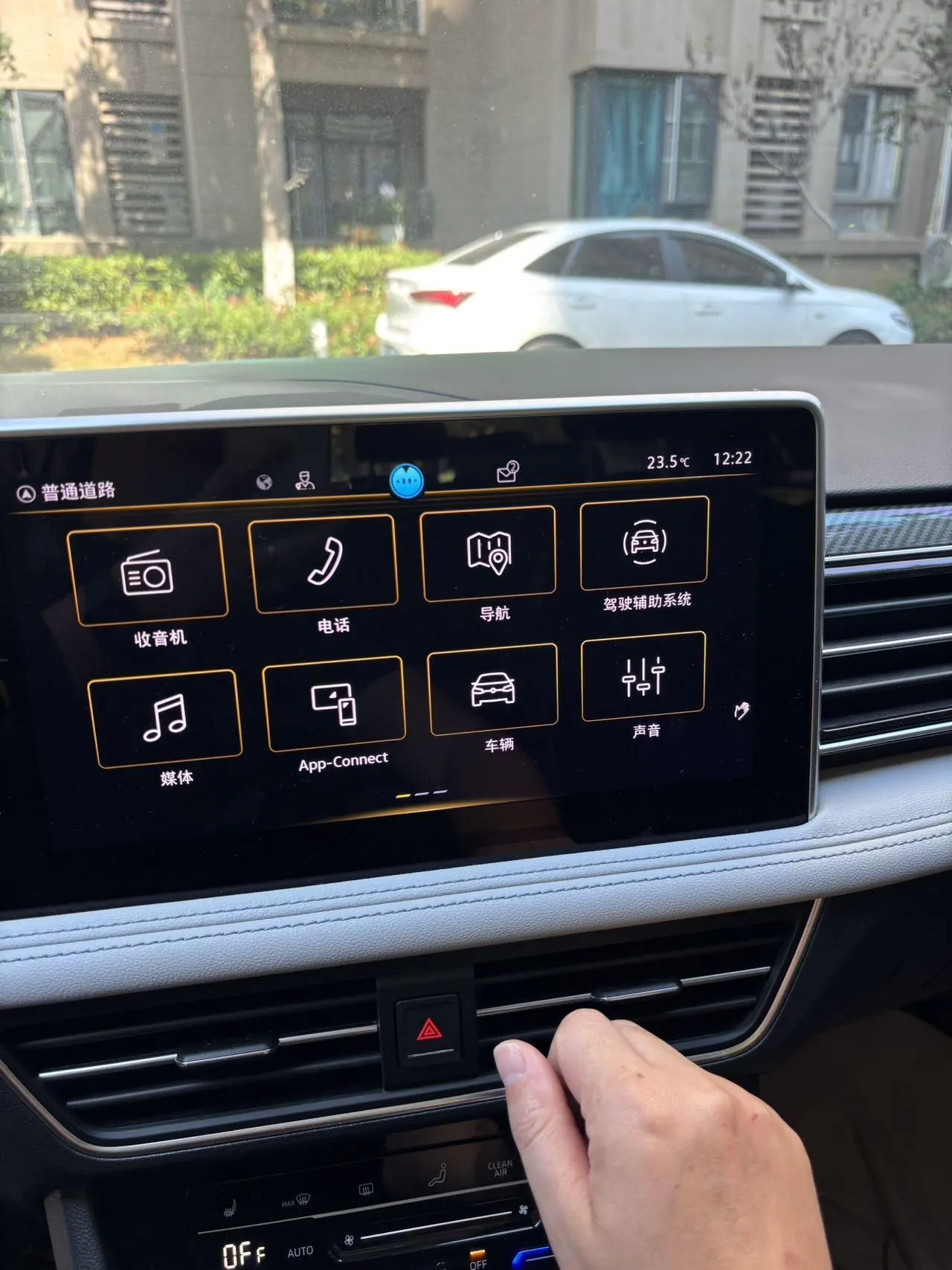 Volkswagen 2023 Tiguan L R-Line 2.0TSI 330TSI Two-Drive R-Line Overdrive Automatic Gear 7