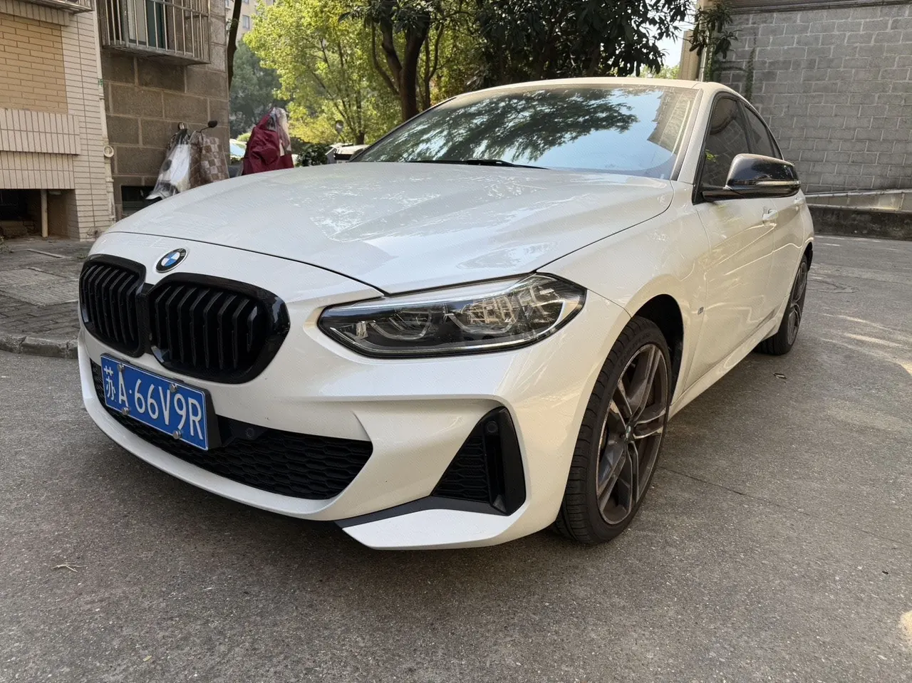 打开图片灯箱:BMW 1 Series 2021 125i 2.0T M Sports Obsidian Night Edition Automatic Gear