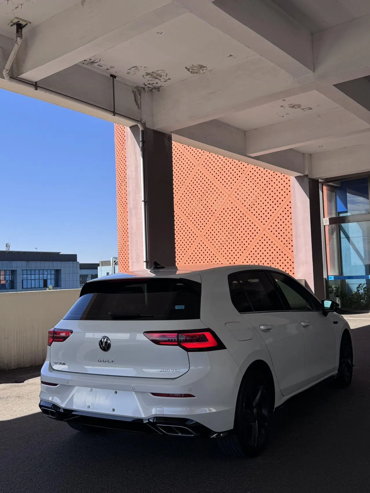 Volkswagen 2023 Golf 8 R-Line 1.4TSI 280TSI Lite Automatic 3