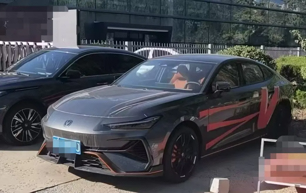 Open image lightbox: ChangAn 2025 UNI-V 2.0T Jin Qing type automatic gear