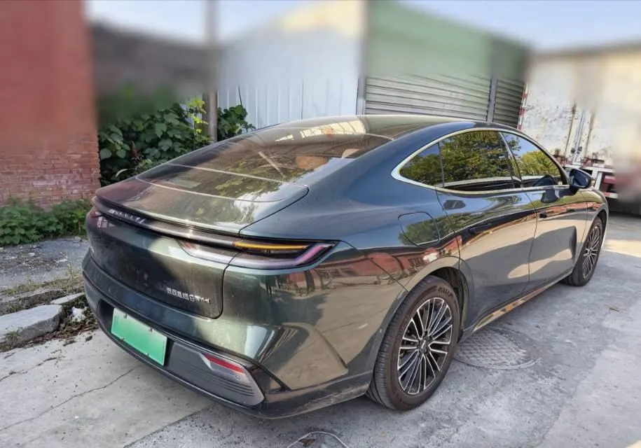 Geely Galaxy 2025 Xingyao 8 EM-i 1.5 130km Premium Edition Automatic Gear 6
