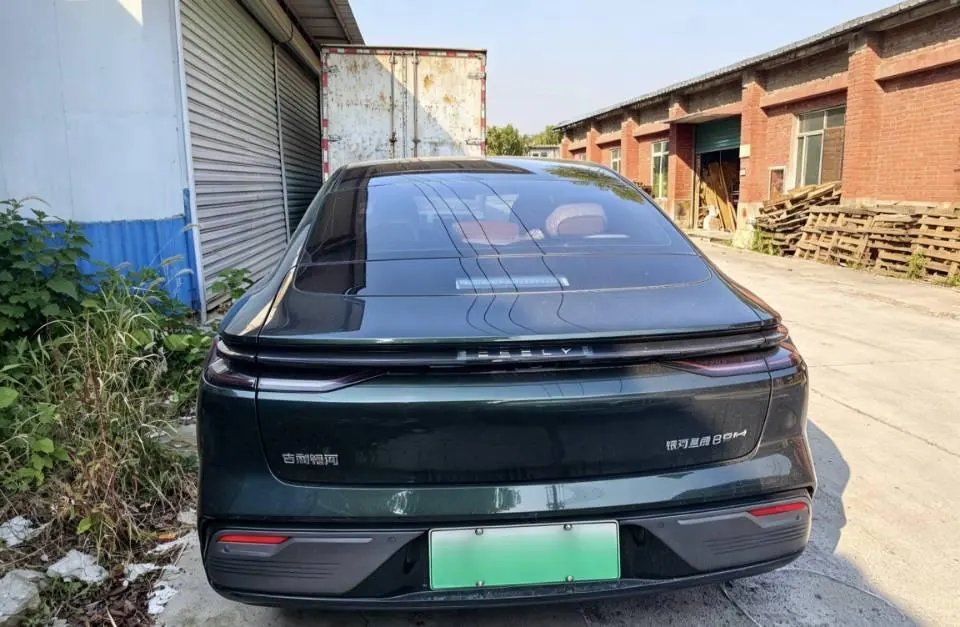 Geely Galaxy 2025 Xingyao 8 EM-i 1.5 130km Premium Edition Automatic Gear 7