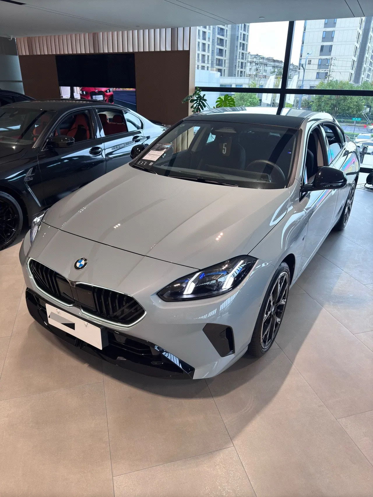 Открыть галерею: BMW 2 series 2025 225L 2.0T M sports obsidian night suit automatic gear