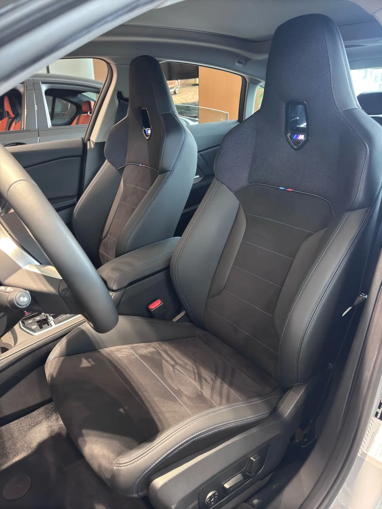 BMW 2 series 2025 225L 2.0T M sports obsidian night suit automatic gear 2