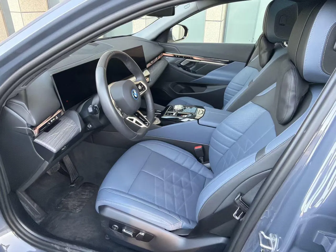 BMW 2025 i5 eDrive 40L M sports suit automatic gear 3