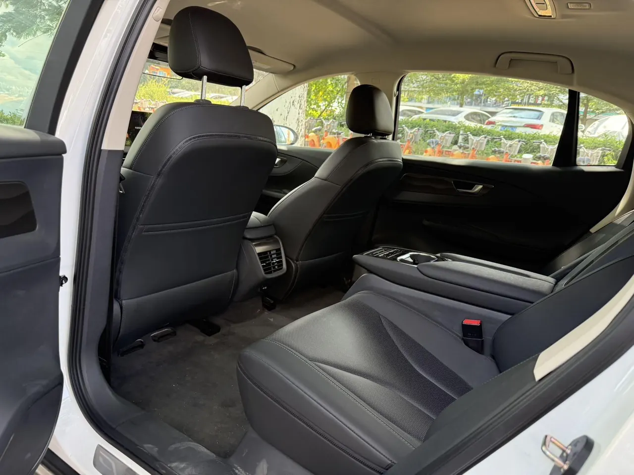 HongQi 2021 E-QM5 charging T3 version automatic gear 4