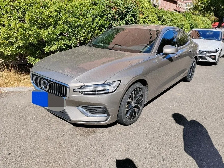 Volvo 2022 S60 48V 2.0T B4 Zhiyi Deluxe Edition Automatic Gear - View 1