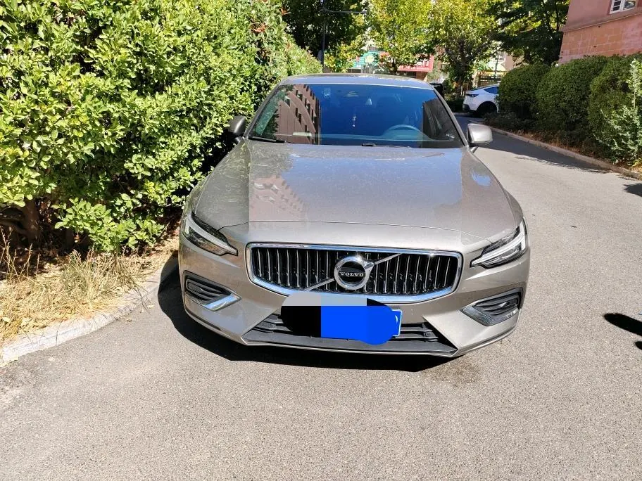 Volvo 2022 S60 48V 2.0T B4 Zhiyi Deluxe Edition Automatic Gear 2