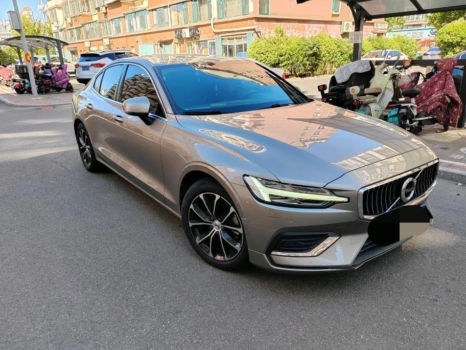 Volvo 2022 S60 48V 2.0T B4 Zhiyi Deluxe Edition Automatic Gear 3
