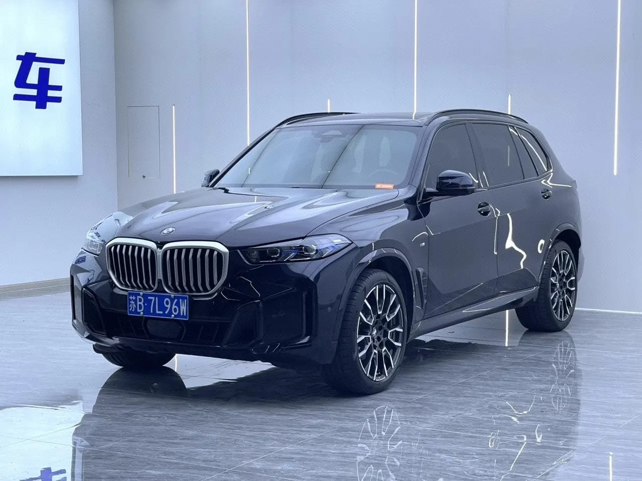 Открыть галерею: BMW 2023 X5 xDrive40Li 48V 3.0T M sports obsidian night suit automatic gear