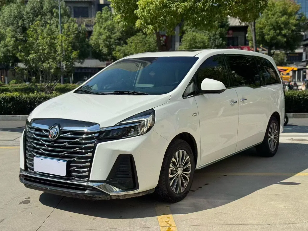 Открыть галерею: Buick 2023 GL8 Land Business Class 48V 2.0T 652T Luxury Automatic Gear