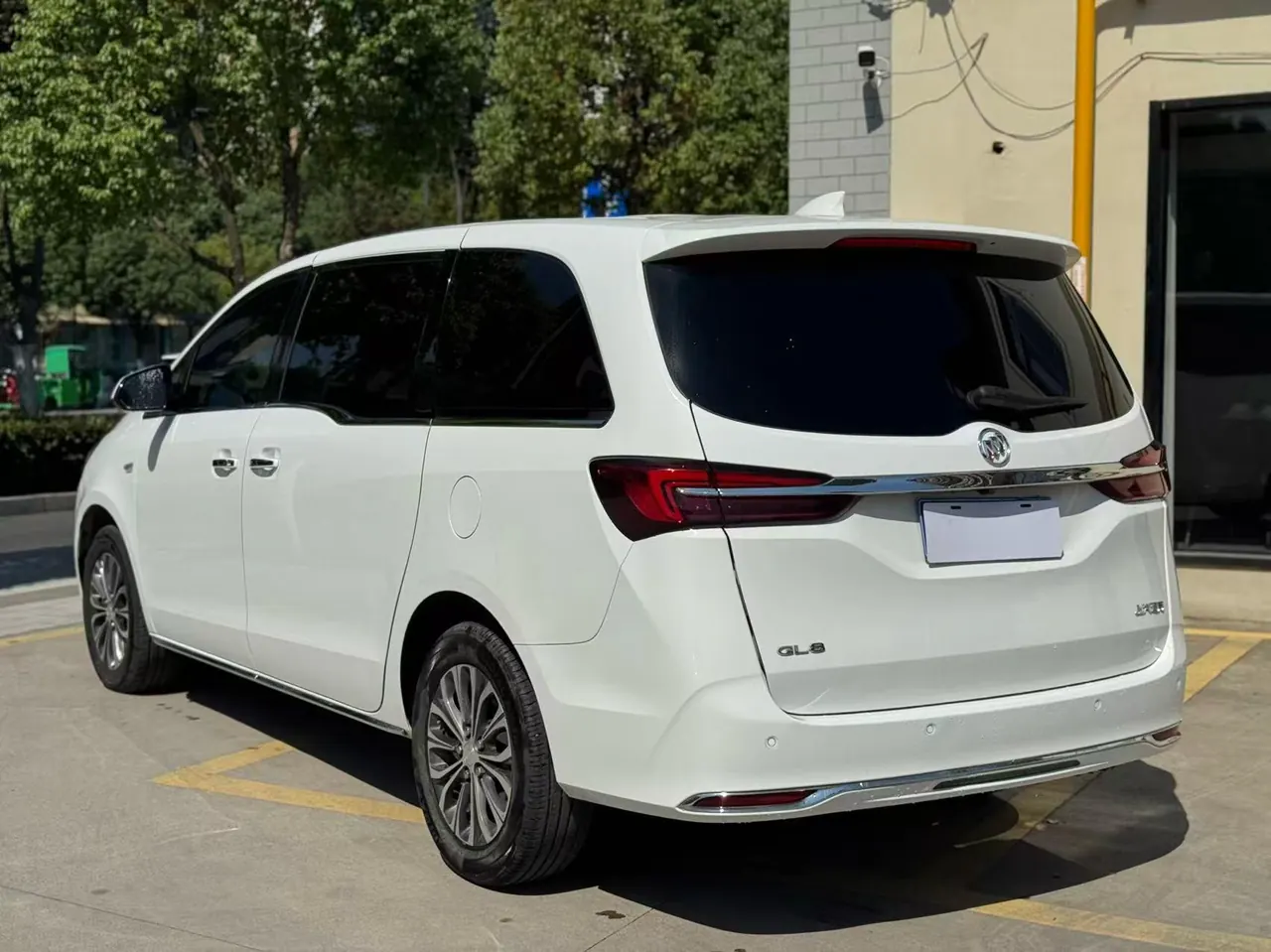 Buick 2023 GL8 Land Business Class 48V 2.0T 652T Luxury Automatic Gear 4