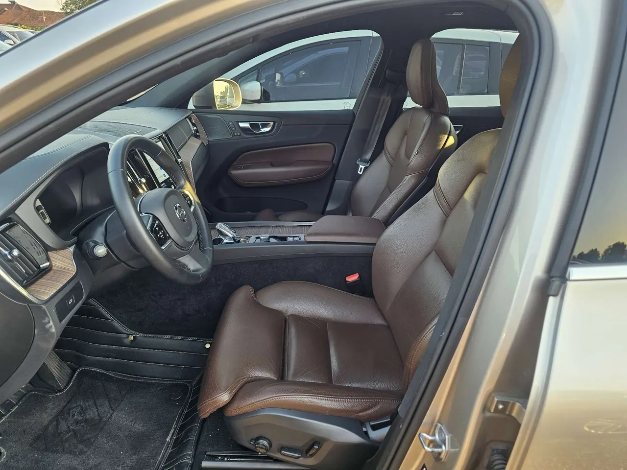 Volvo 2023 XC60 48V 2.0T B5 4WD Zhiya Deluxe Edition Automatic Gear 3