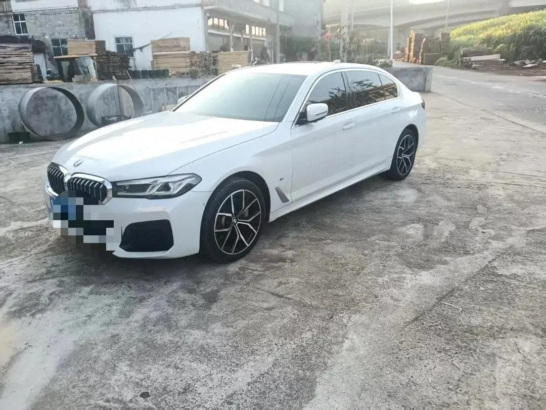 Открыть галерею: BMW 5 Series 2023 530Li 2.0T Premium Luxury Suit Automatic Gear