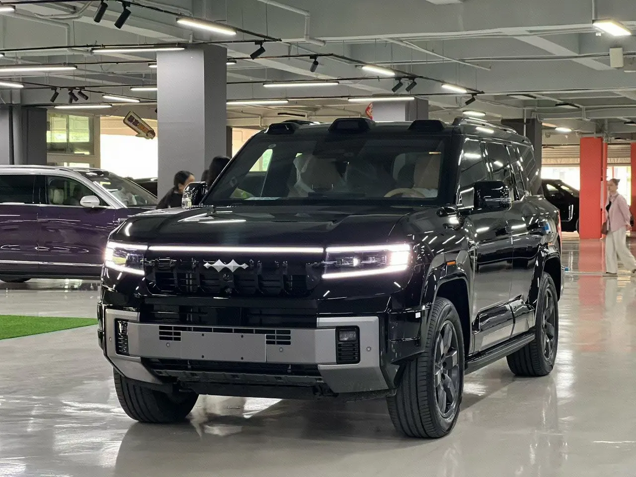 Open image lightbox: FangChengBao 2026 Leopard 8 2.0T Stepless Flash Charge 7-seat Automatic Gear