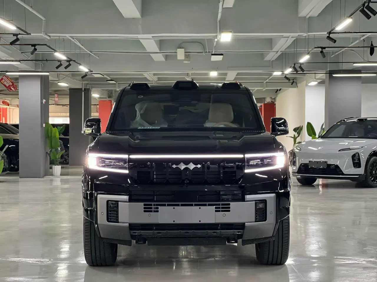 FangChengBao 2026 Leopard 8 2.0T Stepless Flash Charge 7-seat Automatic Gear 2