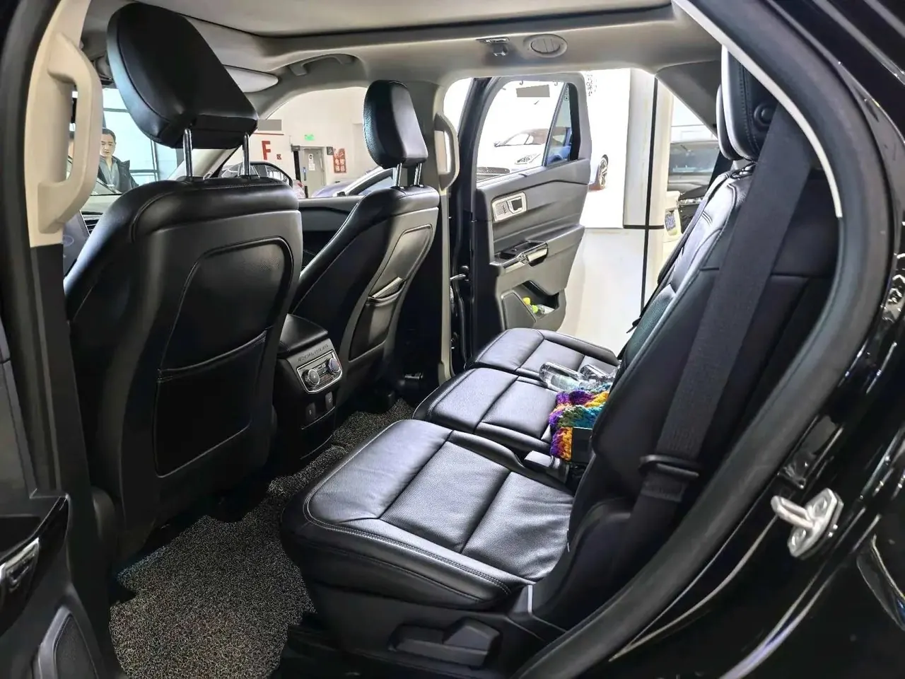 Ford 2020 Explorer 2.3T EcoBoost 285 Four-wheel Drive Titanium Edition 7-seat Automatic Gear 3