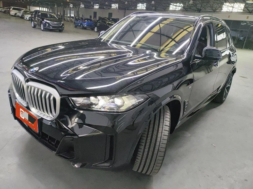 Открыть галерею: BMW 2026 X5 xDrive30Li 48V 2.0T exclusive m sports obsidian night suit automatic gear