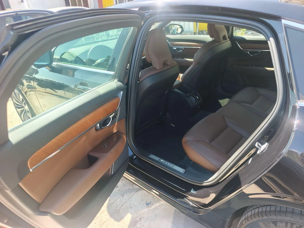 Volvo 2025 S90 48V 2.0T B5 Zhiyi Deluxe Edition Automatic Gear 4