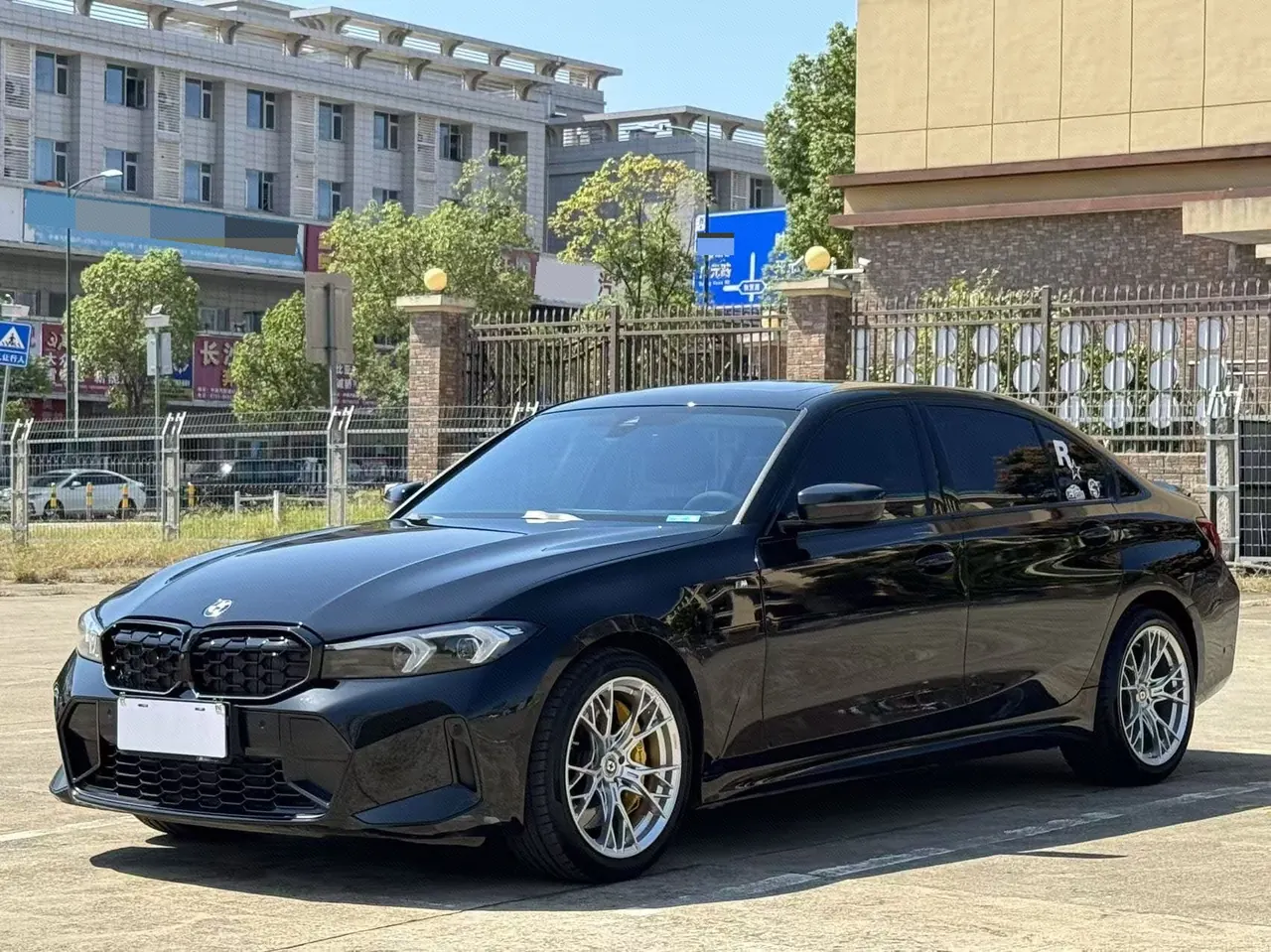 Открыть галерею: BMW 3 Series 2023 325Li 2.0T M Sports Obsidian Night Suit Automatic Gear