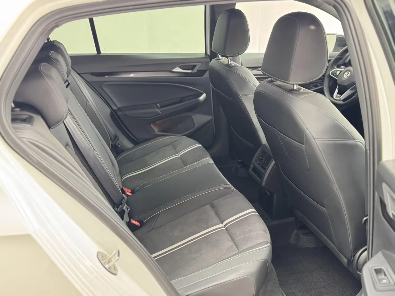Volkswagen 2023 Golf 8 R-Line 1.4TSI 280TSI Lite Automatic 4