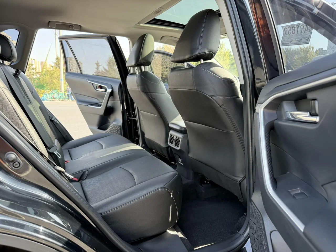 Toyota 2020 RAV4 Rongfeng 2.0 Stepless Four-wheel Drive Fashion Edition Automatic Gear 12