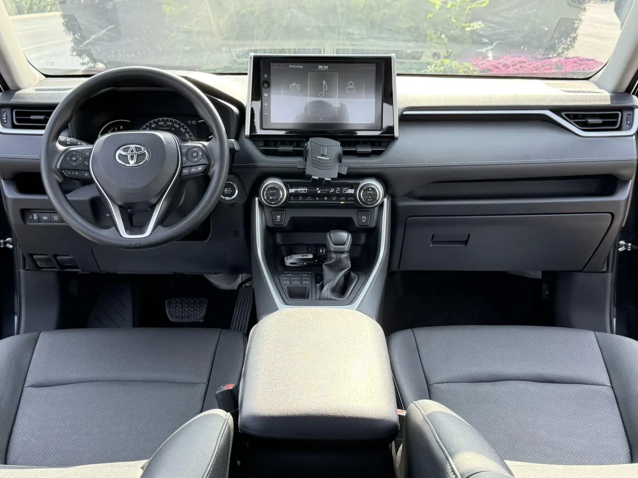 Toyota 2020 RAV4 Rongfeng 2.0 Stepless Four-wheel Drive Fashion Edition Automatic Gear 9