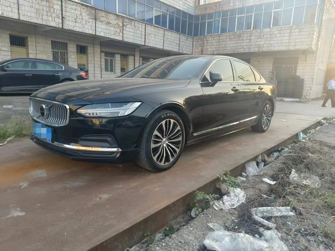 Открыть галерею: Volvo 2024 S90 48V 2.0T B5 Zhiyi Deluxe Edition Automatic Gear