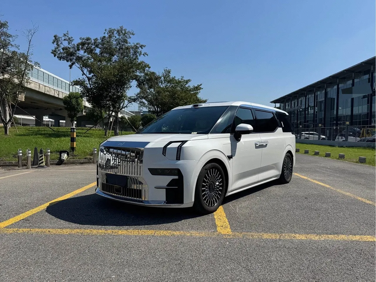 Open image lightbox: Zeekr 2024 Zeekr 009 seven-seat aisle version four-wheel drive 108kWh automatic gear