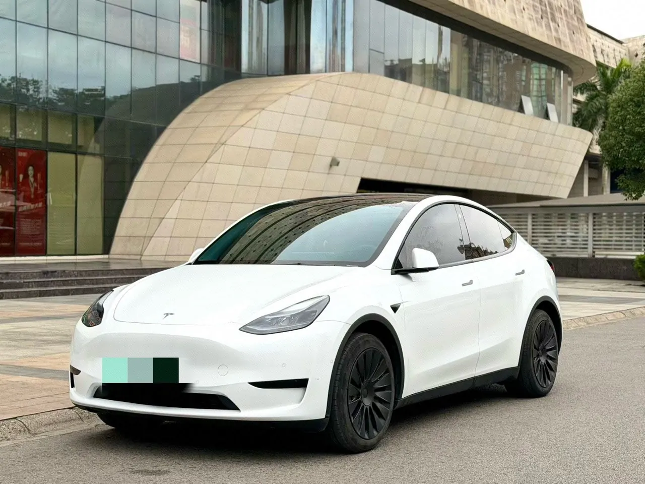 Open image lightbox: Tesla 2023 Model Y rear-wheel drive version automatic transmission