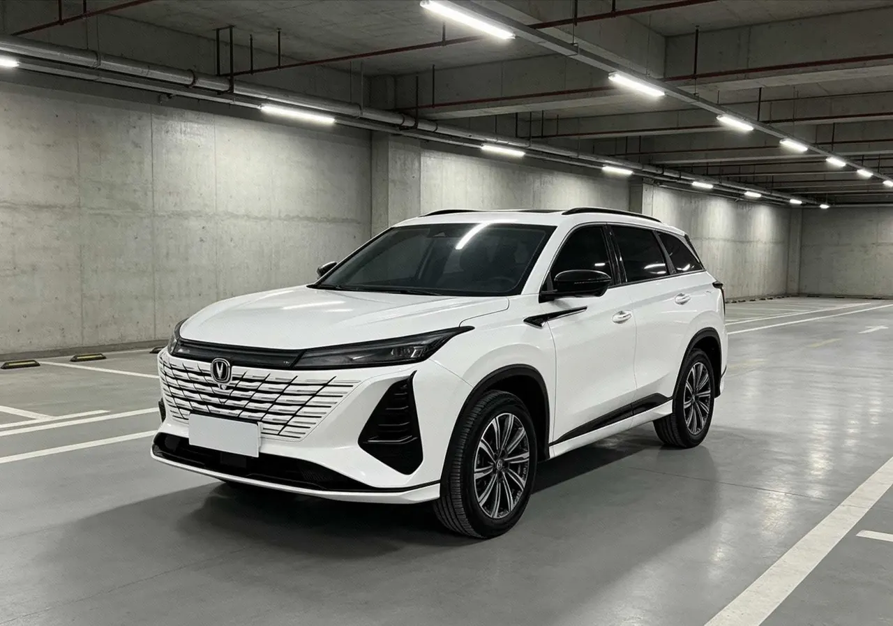 Открыть галерею: ChangAn 2024 CS75 PLUS 1.5T Champion Edition Smart Driving and Strong Navigation Automatic Gear