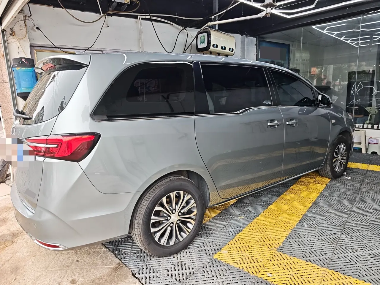 Buick 2023 GL8 Land Business Class 48V 2.0T 652T Smart Automatic Gear 3