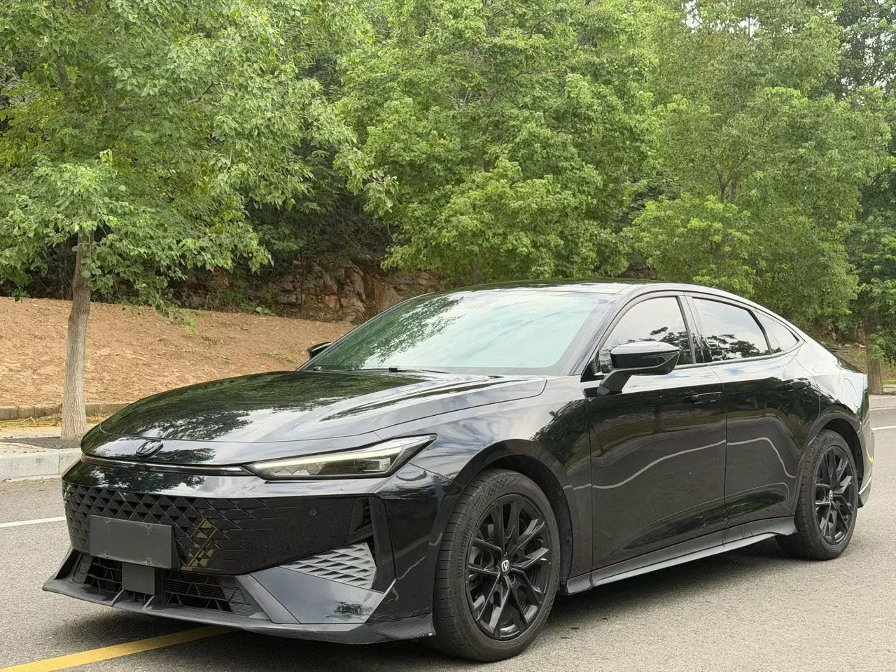 Открыть галерею: ChangAn 2024 UNI-V 1.5T Prestige Automatic