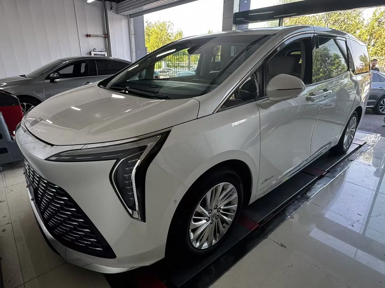 Buick 2023 Century 48V 2.0T Yunshi Edition 7-seat Automatic Gear - View 1