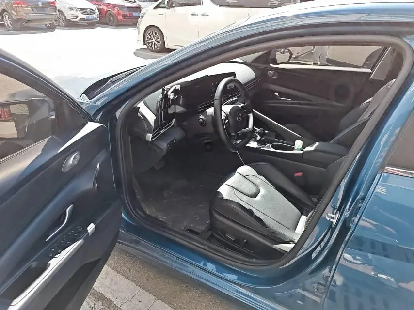 Hyundai 2021 Elantra -3-compartment 1.5 stepless LUX premium automatic gear 3