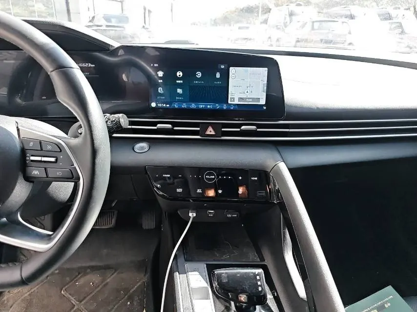 Hyundai 2021 Elantra -3-compartment 1.5 stepless LUX premium automatic gear 6