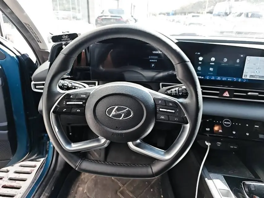 Hyundai 2021 Elantra -3-compartment 1.5 stepless LUX premium automatic gear 7