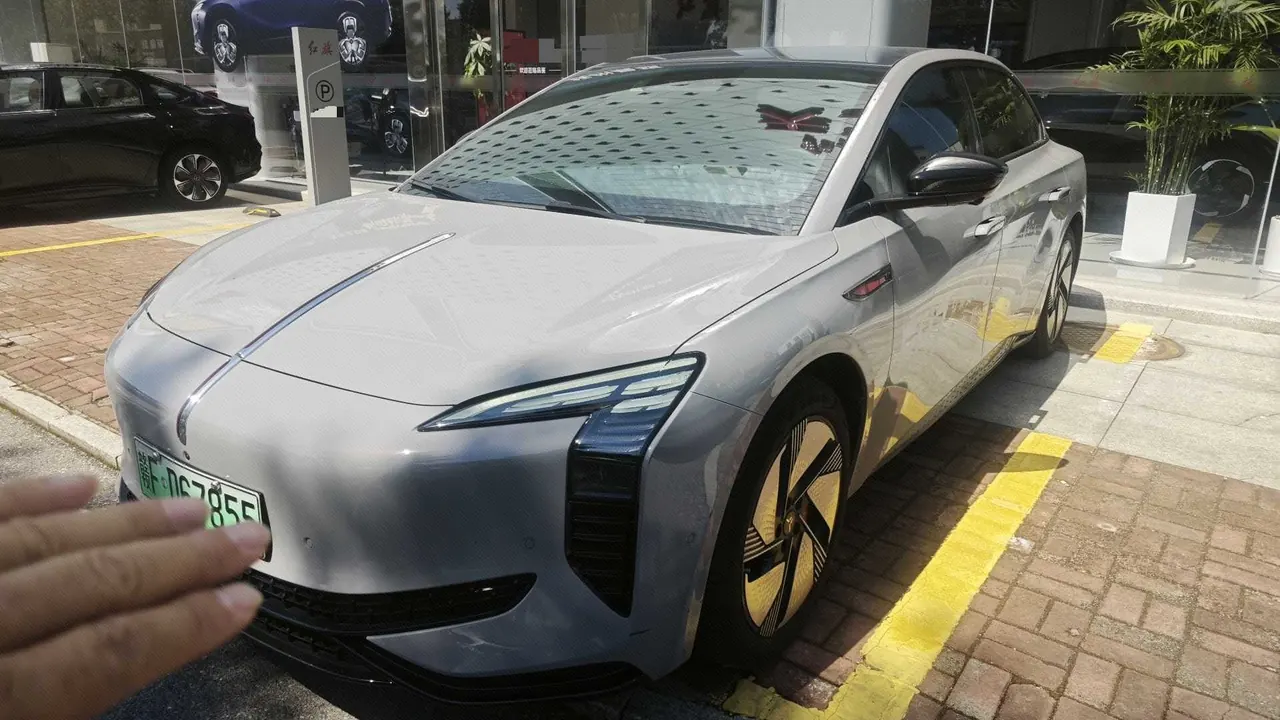 HongQi 2025 EH 7 640 4-wheel drive intelligent automatic gear - View 1