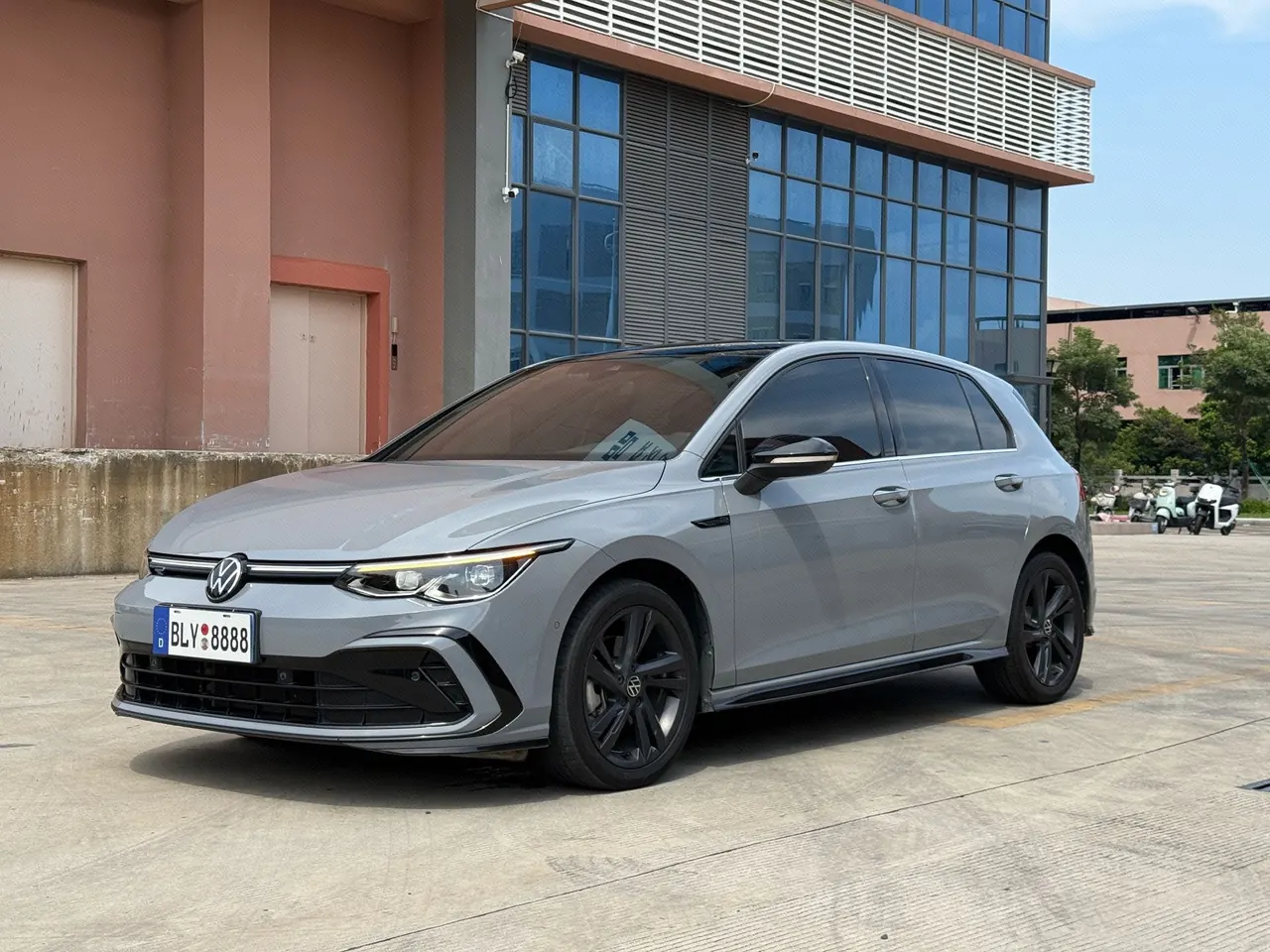 Открыть галерею: Volkswagen 2021 Golf 8 R-Line 1.4TSI 280TSI Automatic