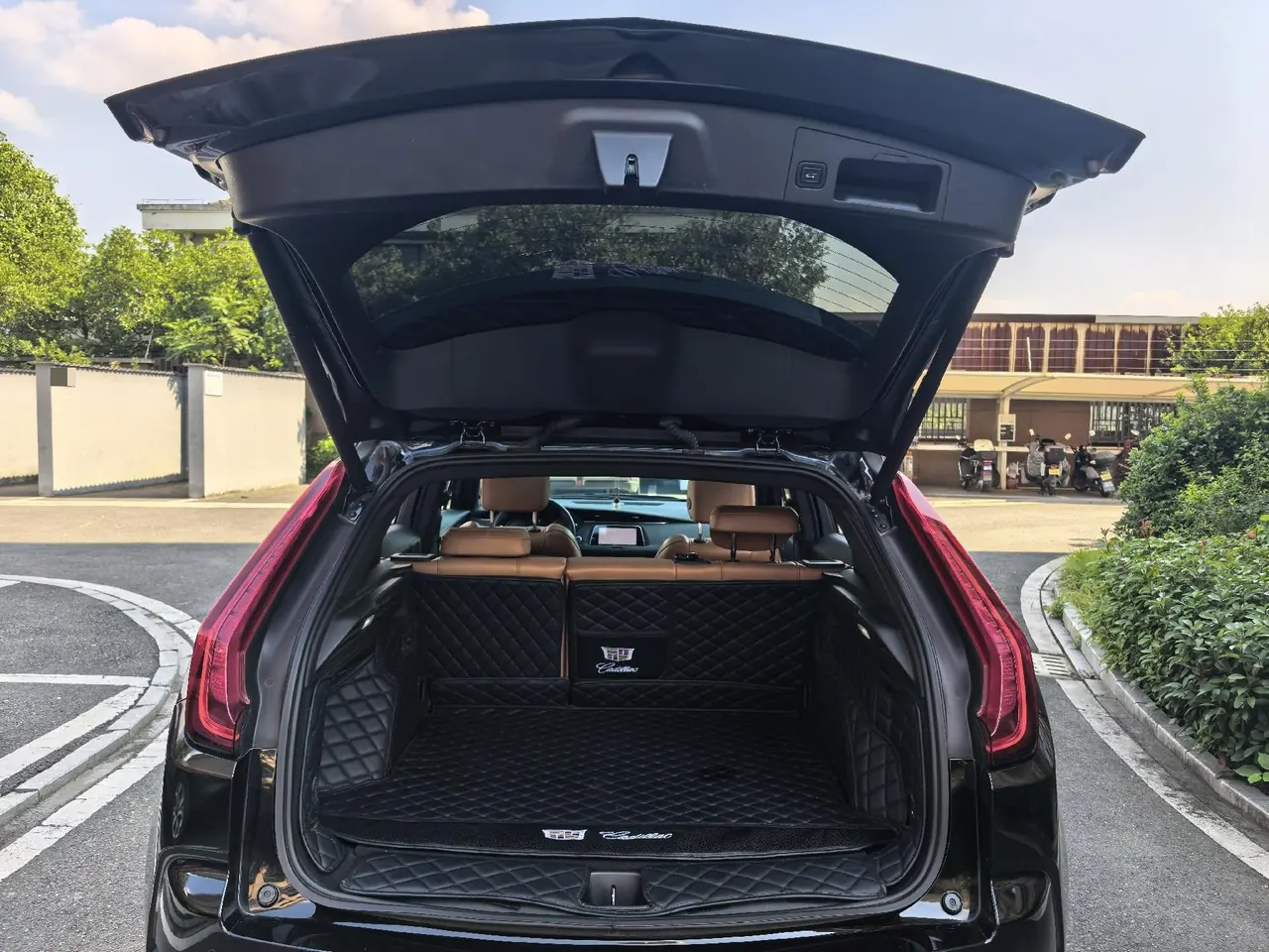 Cadillac 2022 XT4 48V 2.0T 28T two-wheel drive distinguished automatic gear 13