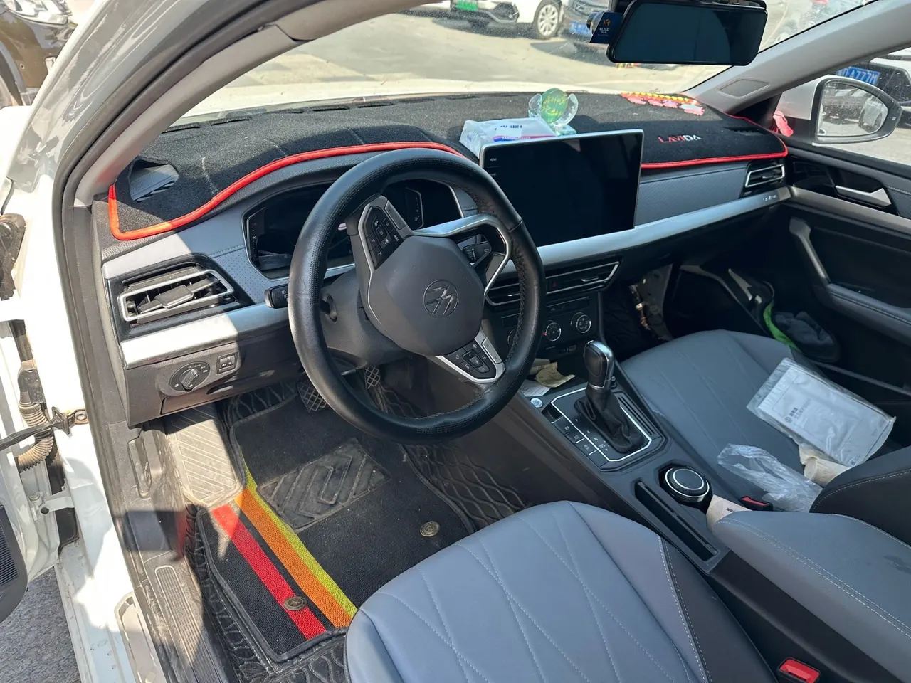 Volkswagen 2023 LaVida 1.5 5 Million Edition Automatic 3