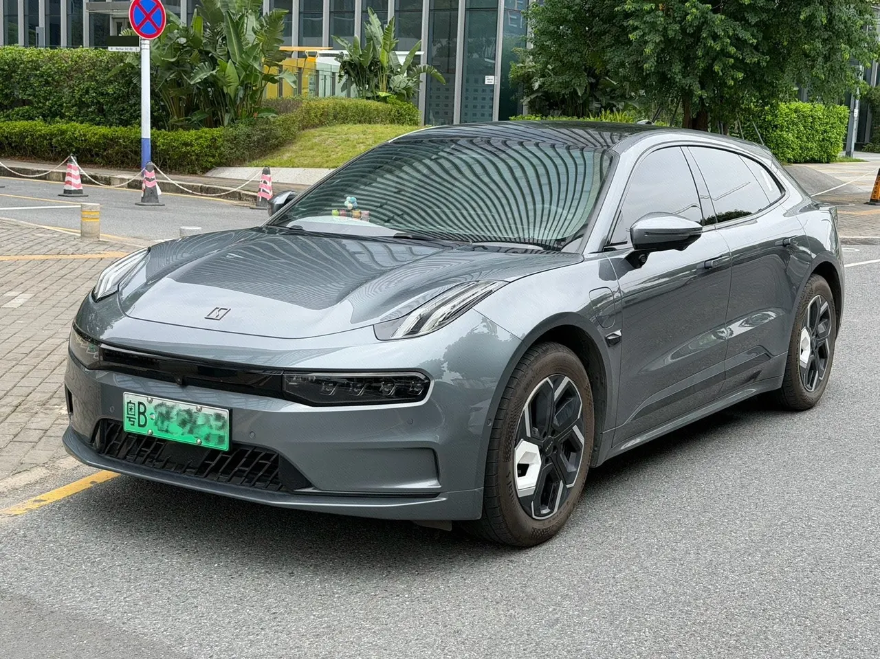 Zeekr 2023 Zeekr 001 WE version 86kWh automatic gear - View 1